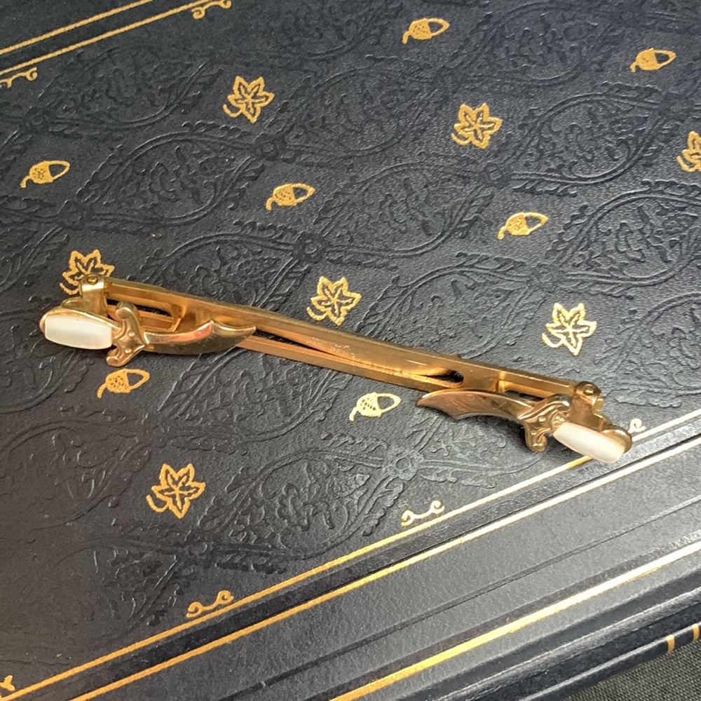 Vintage gold tone metal SLICK tie clip with Mother of Pearl daggers / knives - Picture 8 of 13